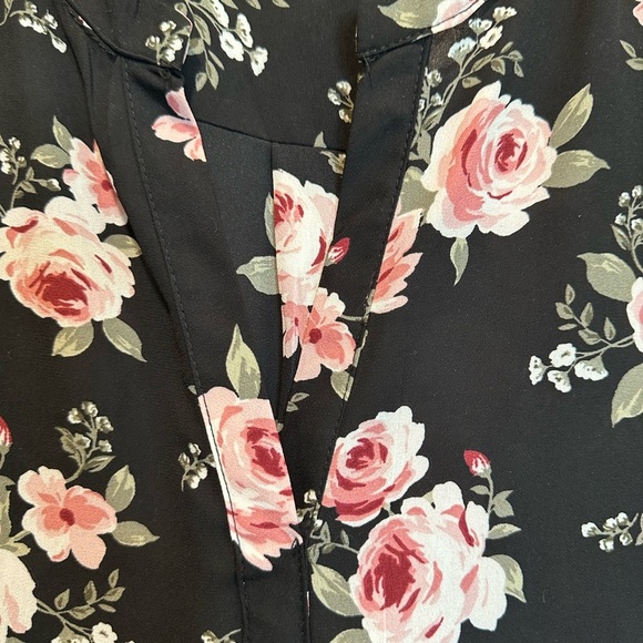 Ardene Black and Pink Floral Sleeveless Blouse - Picture 5 of 5